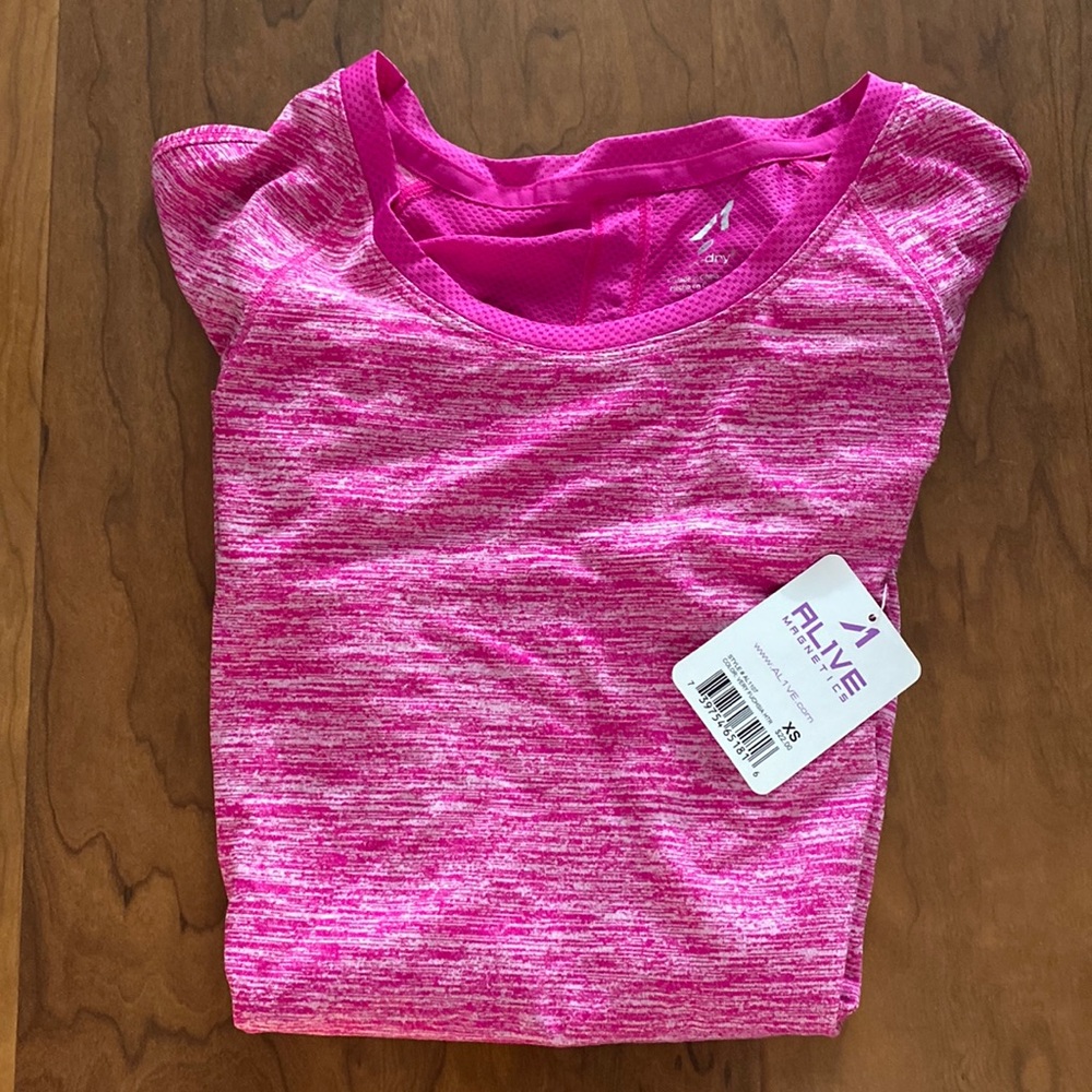 Active wear tshirt by Al1ve magnetics (NWT) (xs)